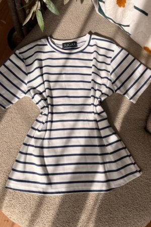 ابيض مقلم كحلي